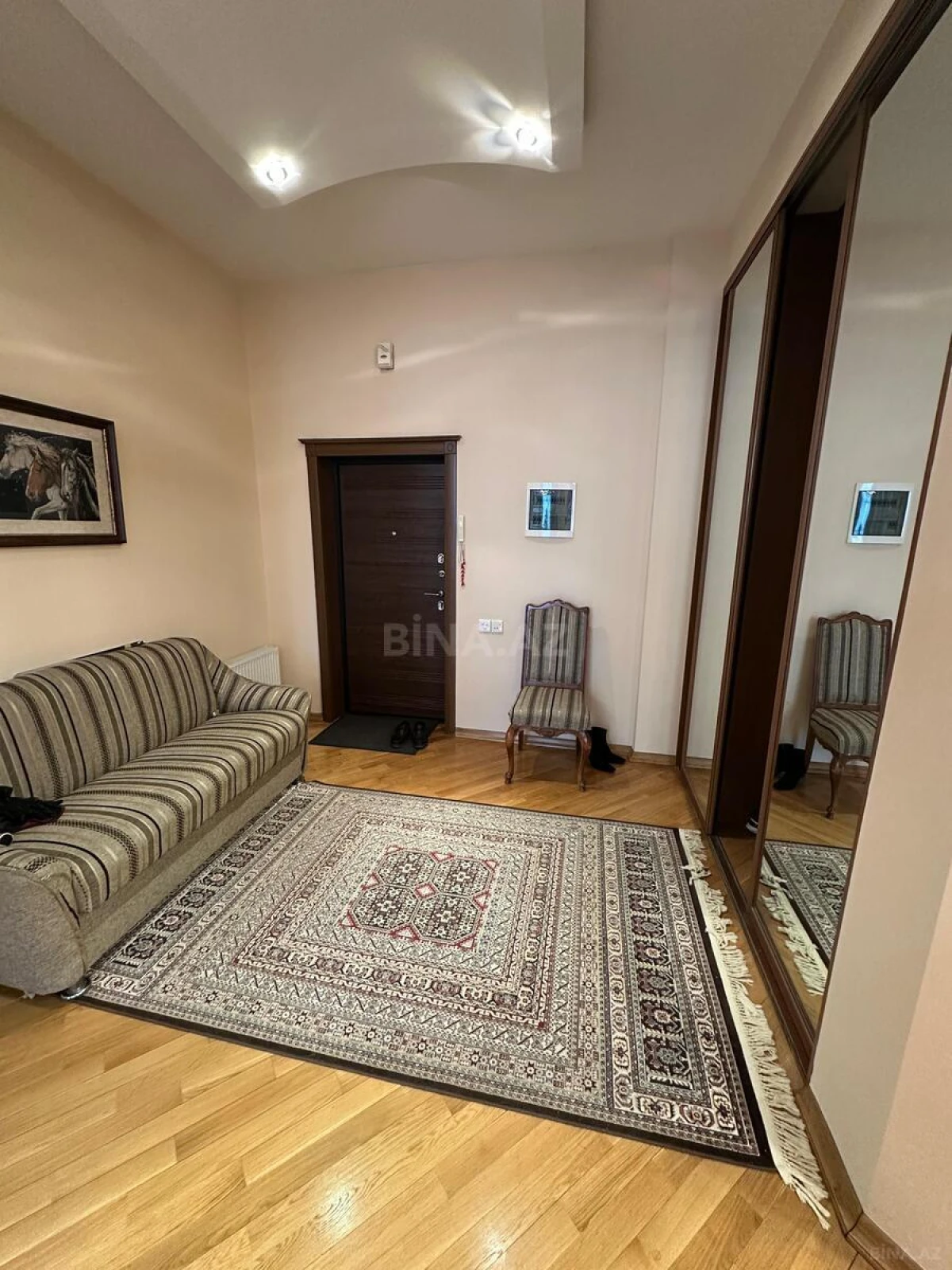 Satılır 4 otaqlı mənzil 190 m²