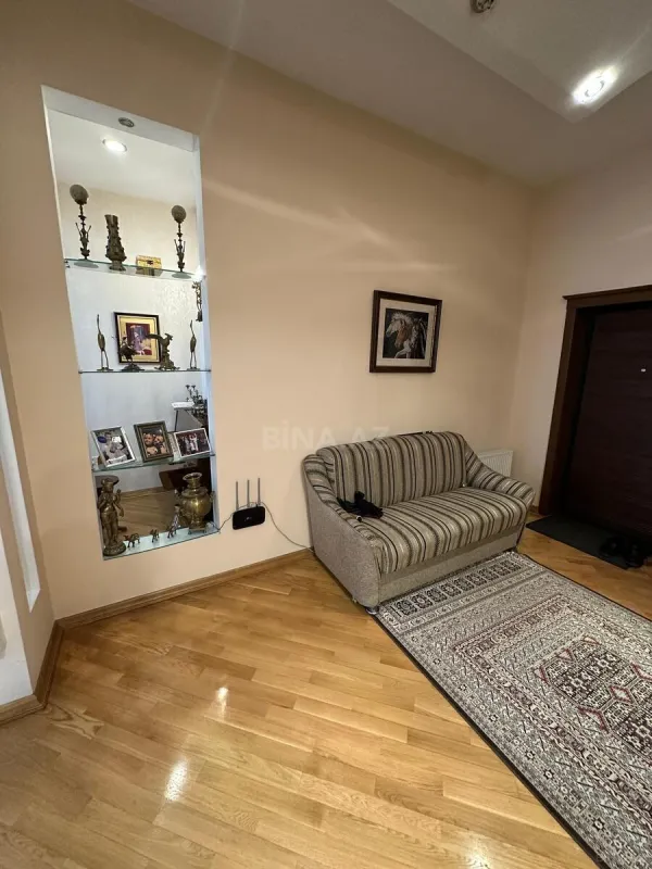 Satılır 4 otaqlı mənzil 190 m²