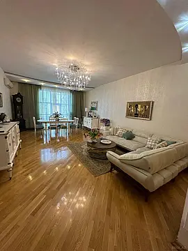 Satılır 4 otaqlı mənzil 190 m²