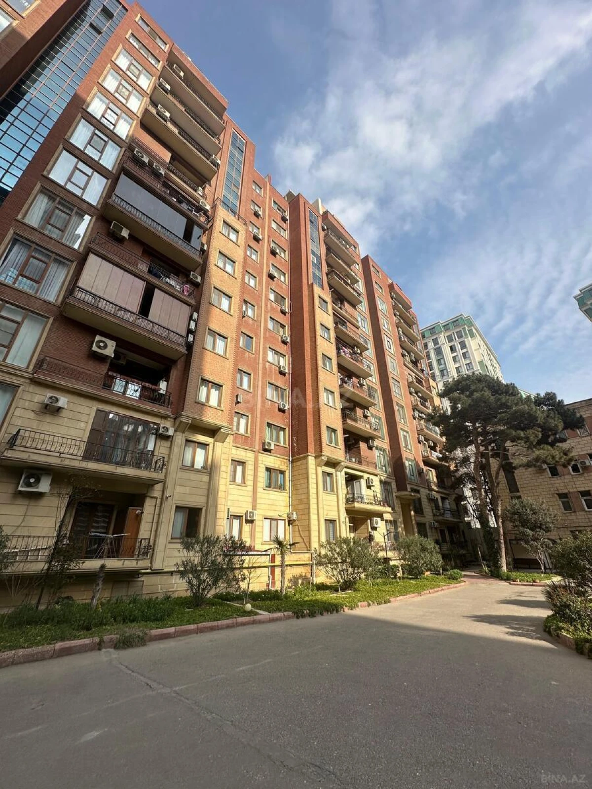 Satılır 4 otaqlı mənzil 190 m²