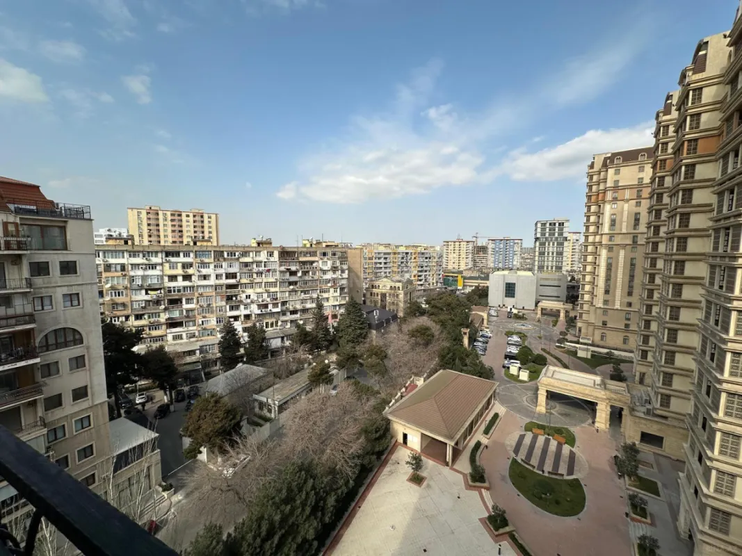 Satılır 4 otaqlı mənzil 190 m²