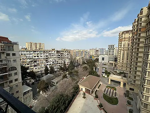 Satılır 4 otaqlı mənzil 190 m²