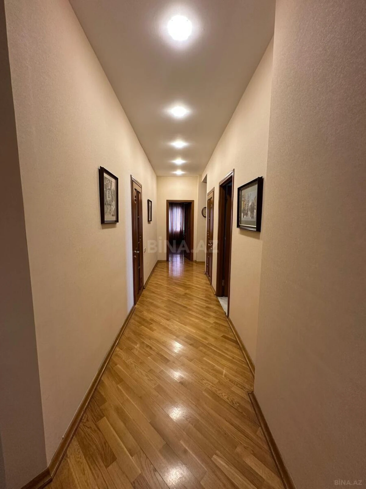 Satılır 4 otaqlı mənzil 190 m²
