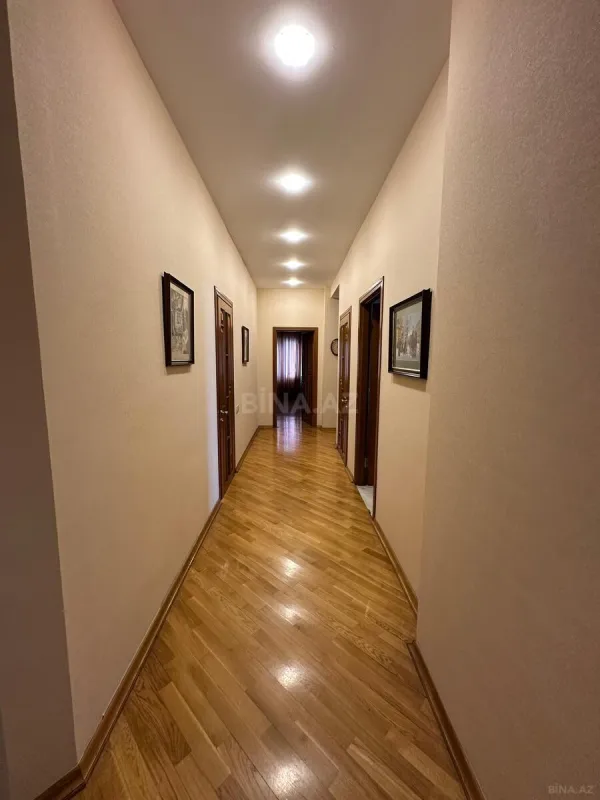Satılır 4 otaqlı mənzil 190 m²