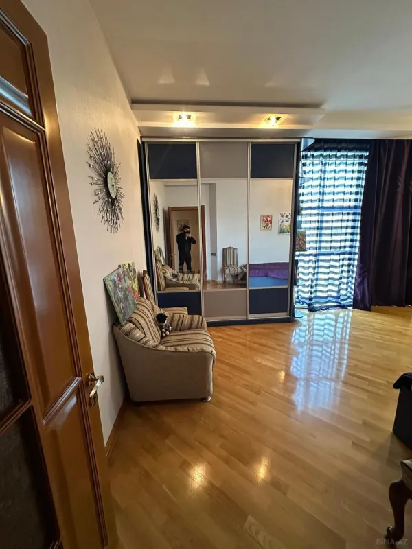 Satılır 4 otaqlı mənzil 190 m²