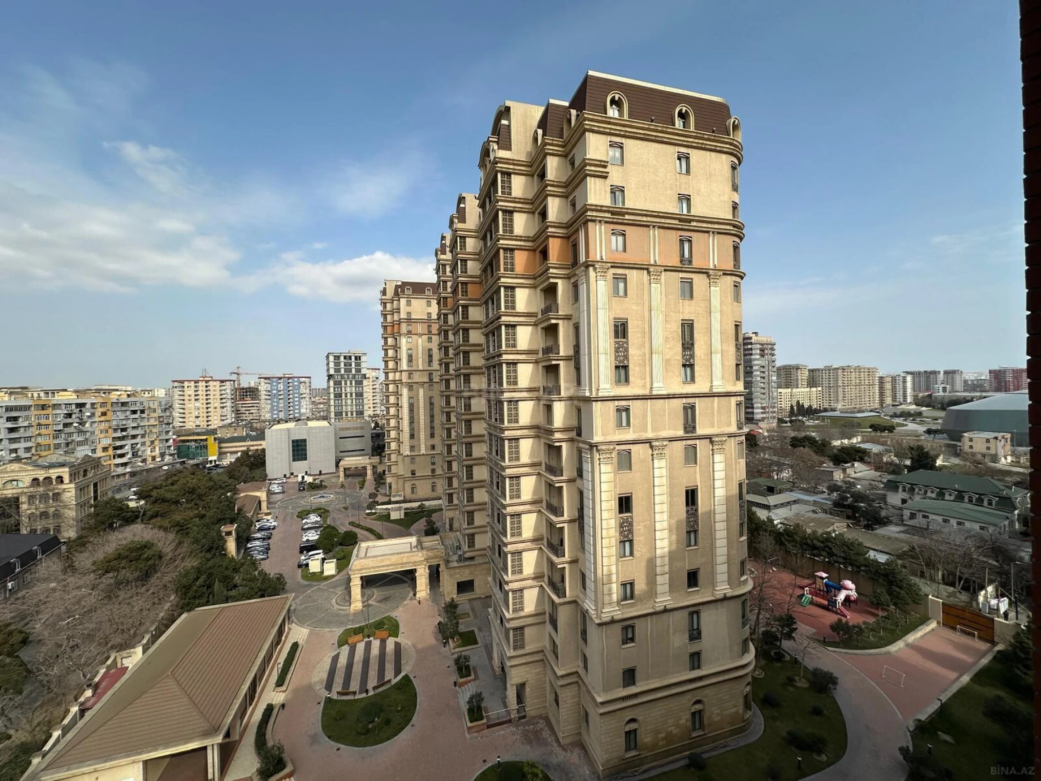Satılır 4 otaqlı mənzil 190 m²