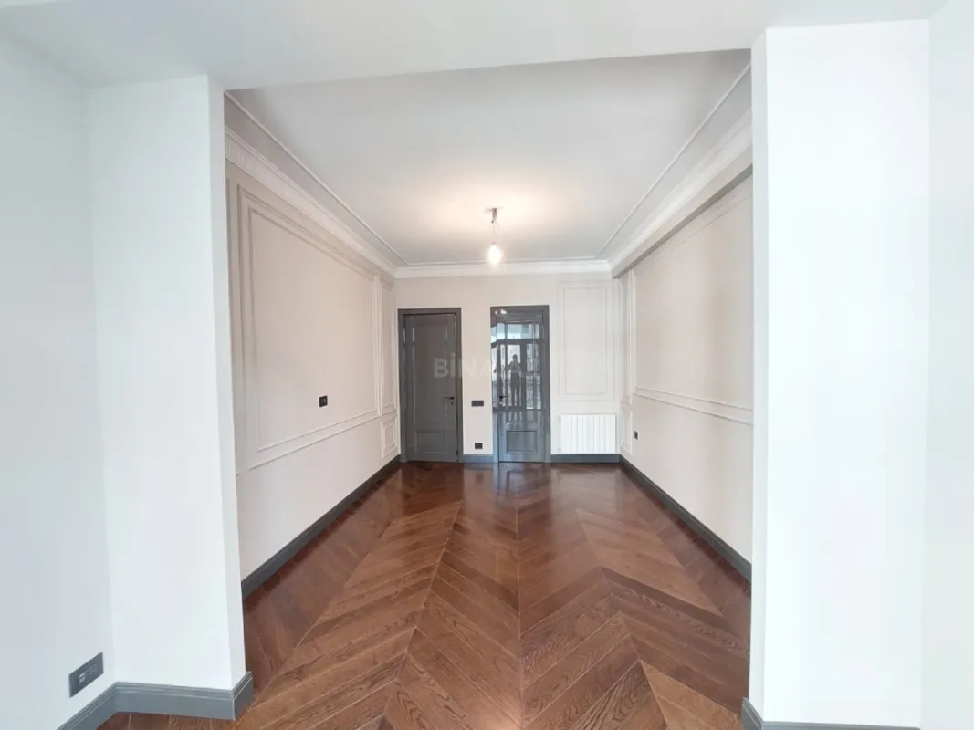 Satılır 4 otaqlı mənzil 225 m²