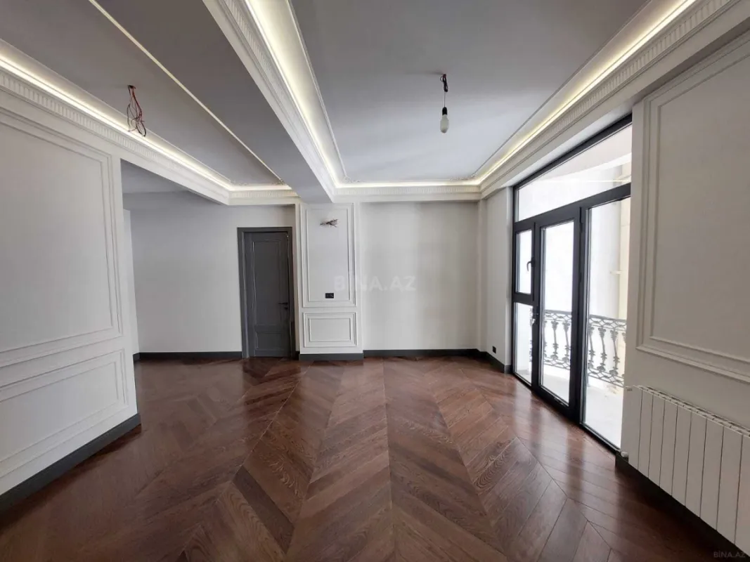 Satılır 4 otaqlı mənzil 225 m²