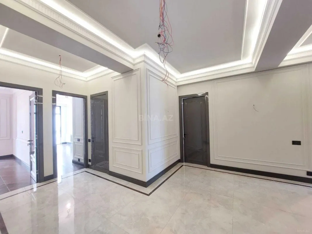 Satılır 4 otaqlı mənzil 225 m²