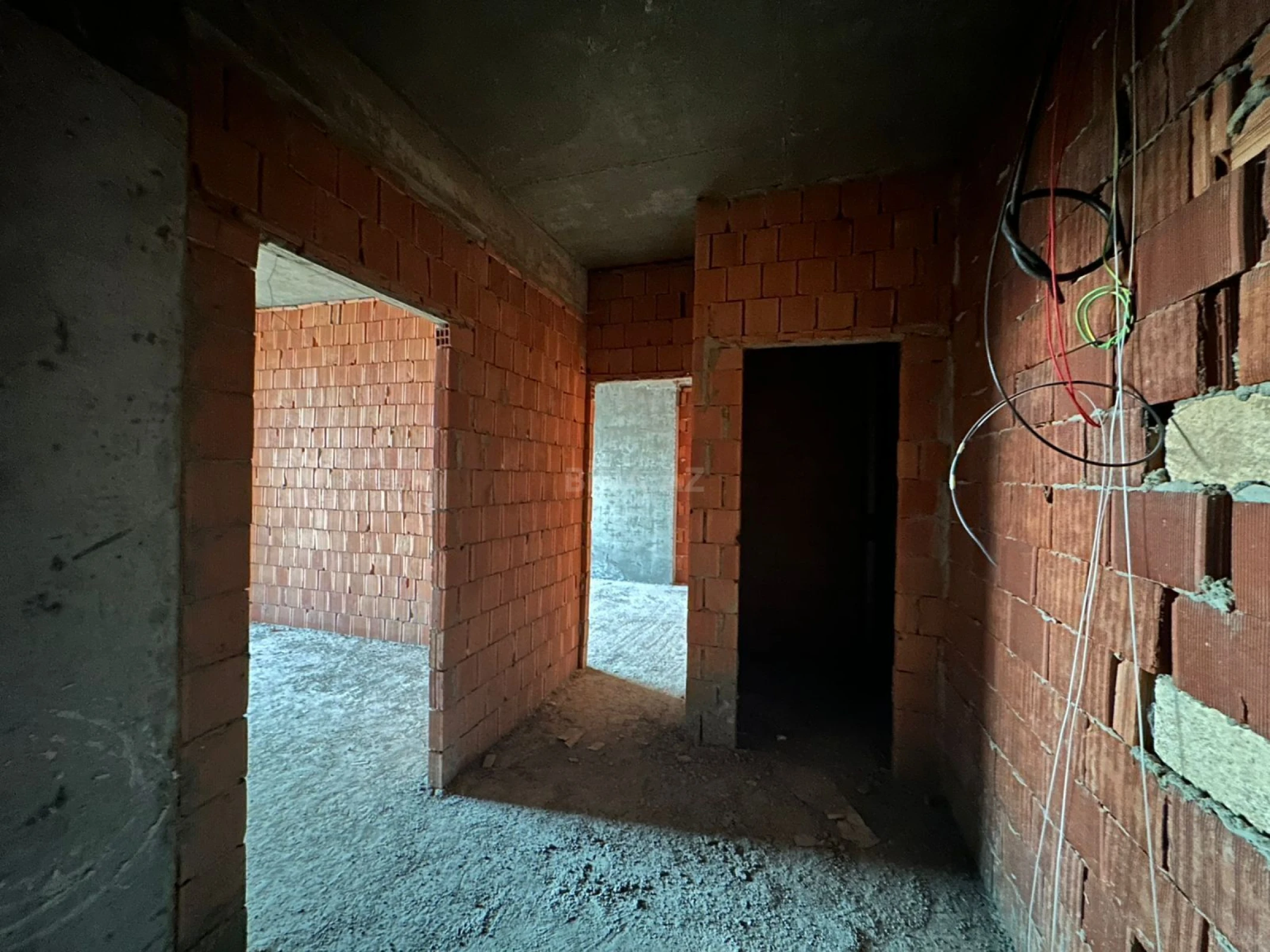 Satılır 2 otaqlı mənzil 76 m²