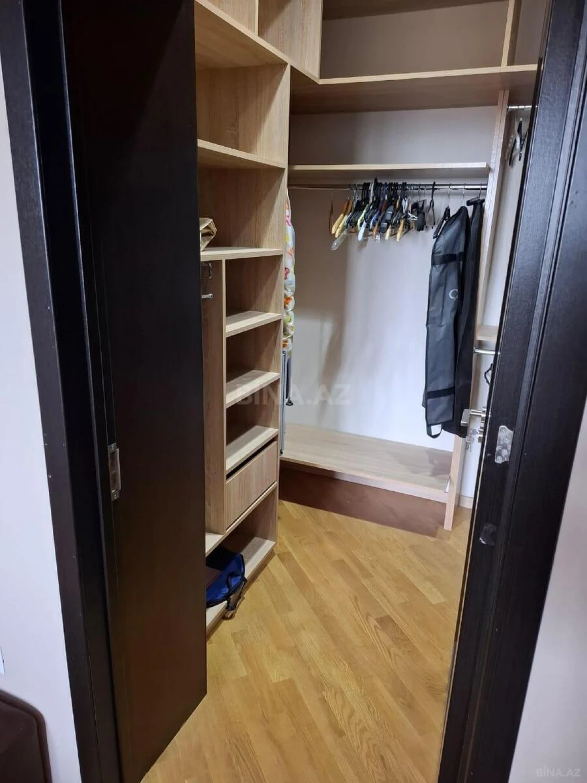 Satılır 3 otaqlı mənzil 156 m²