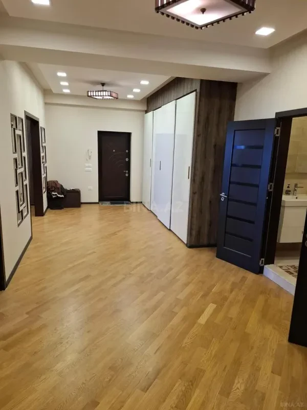 Satılır 3 otaqlı mənzil 156 m²
