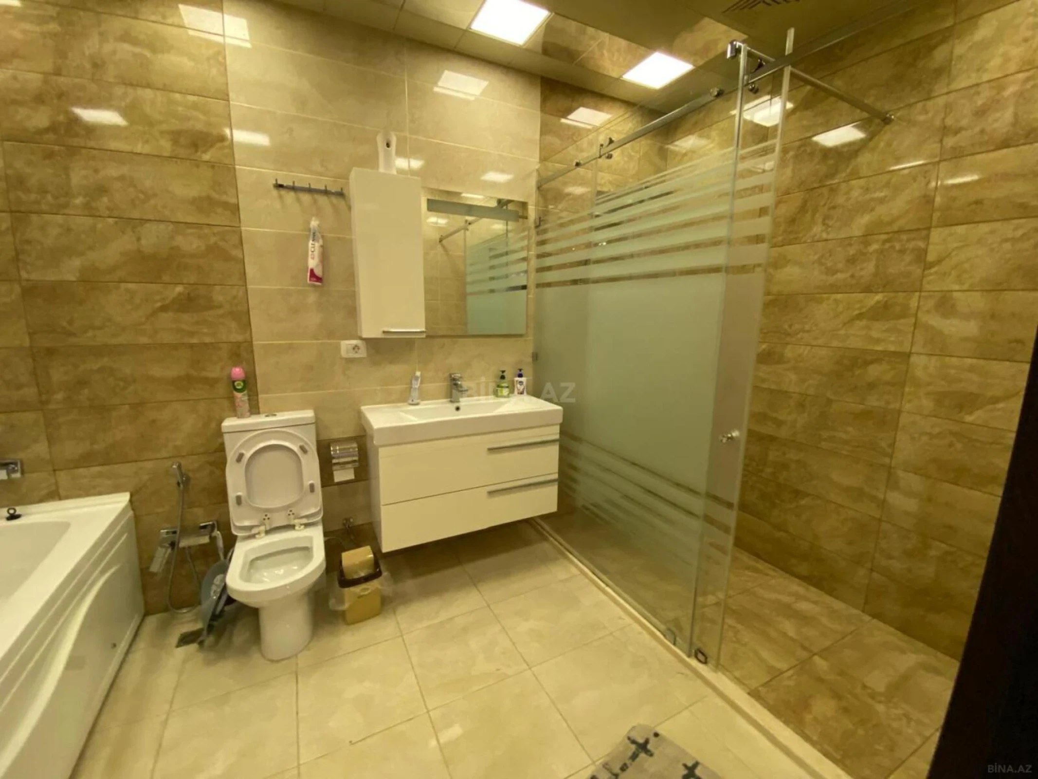 Satılır 3 otaqlı mənzil 156 m²