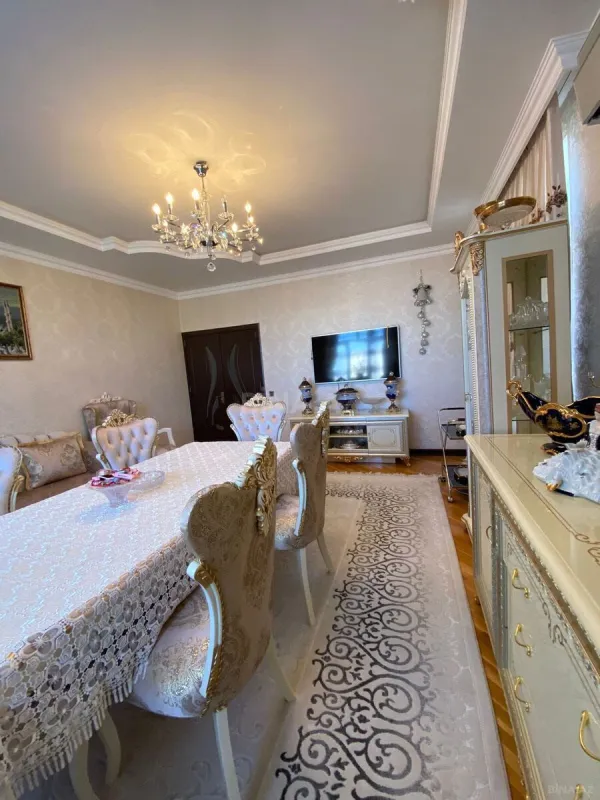 Satılır 4 otaqlı mənzil 135 m²