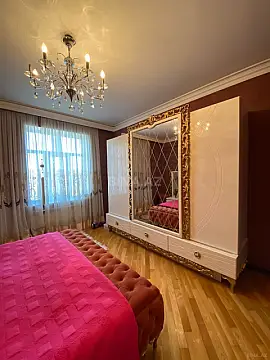 Satılır 4 otaqlı mənzil 135 m²