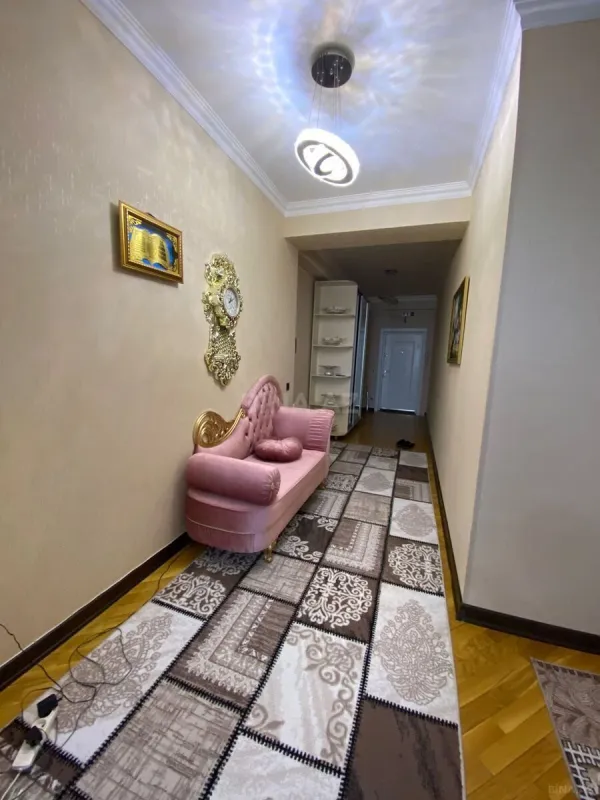 Satılır 4 otaqlı mənzil 135 m²