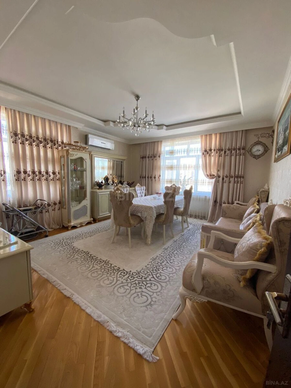 Satılır 4 otaqlı mənzil 135 m²