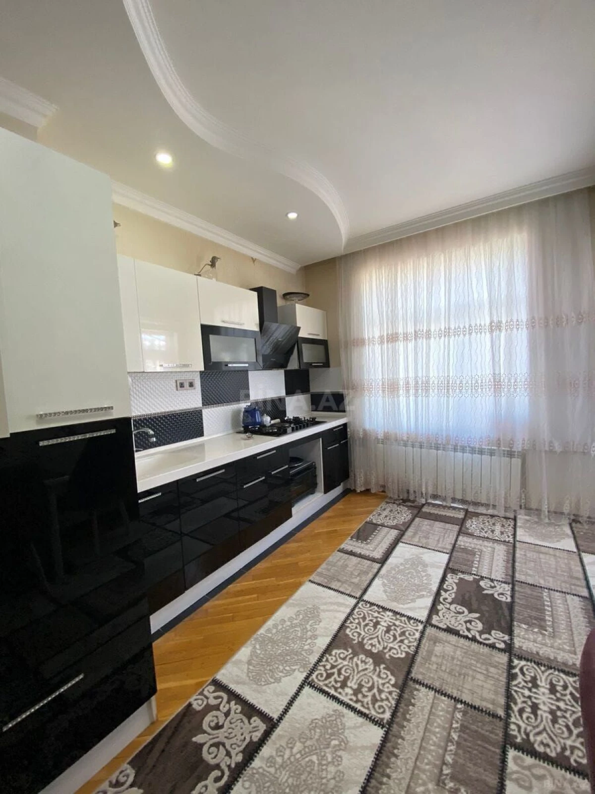 Satılır 4 otaqlı mənzil 135 m²