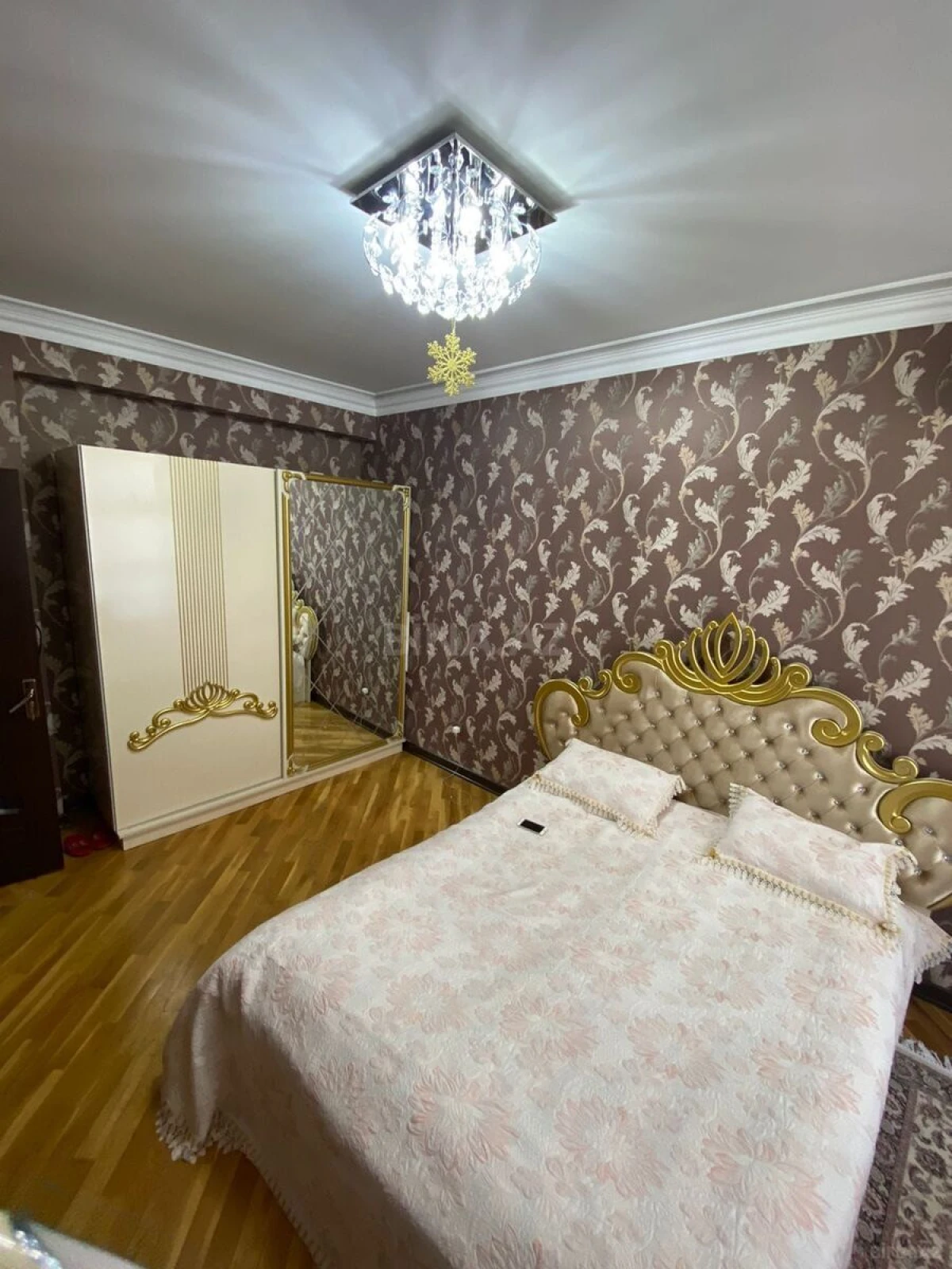 Satılır 4 otaqlı mənzil 135 m²