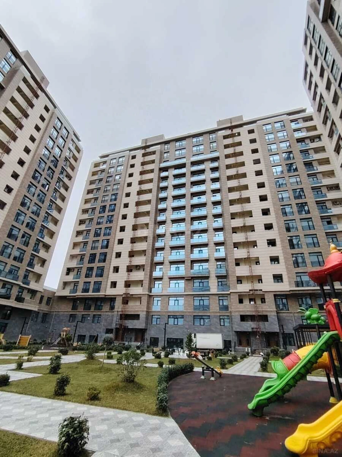 Satılır 4 otaqlı mənzil 157.5 m²