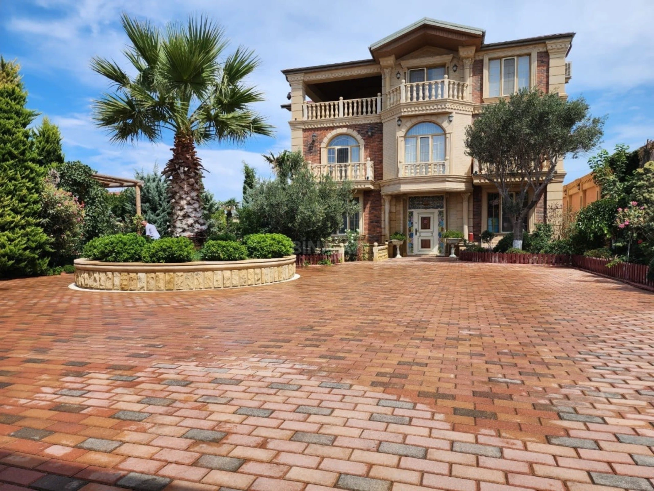 Satılır 5 otaqlı həyət evi 420 m²