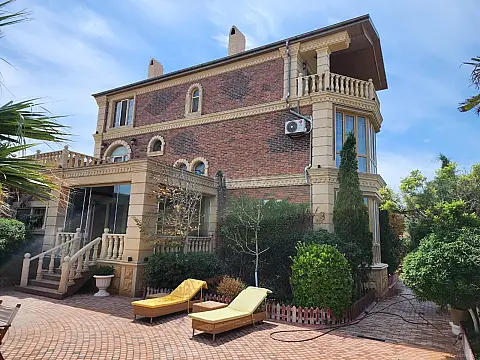 Satılır 5 otaqlı həyət evi 420 m²