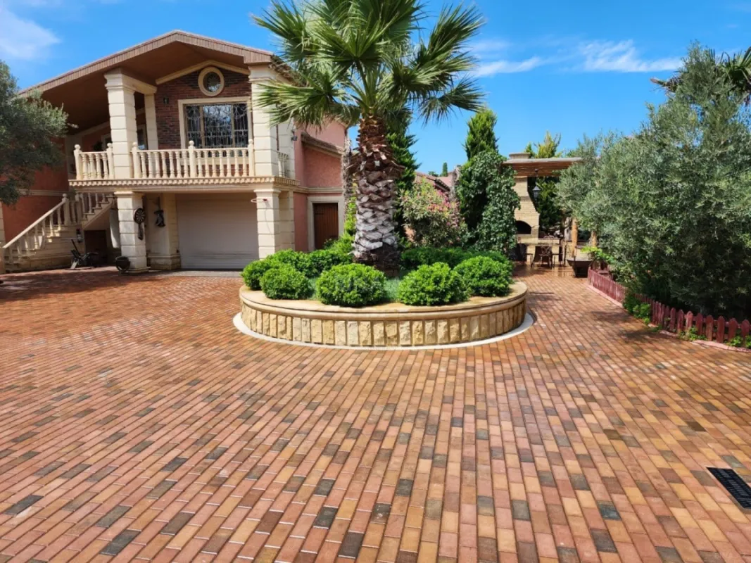 Satılır 5 otaqlı həyət evi 420 m²