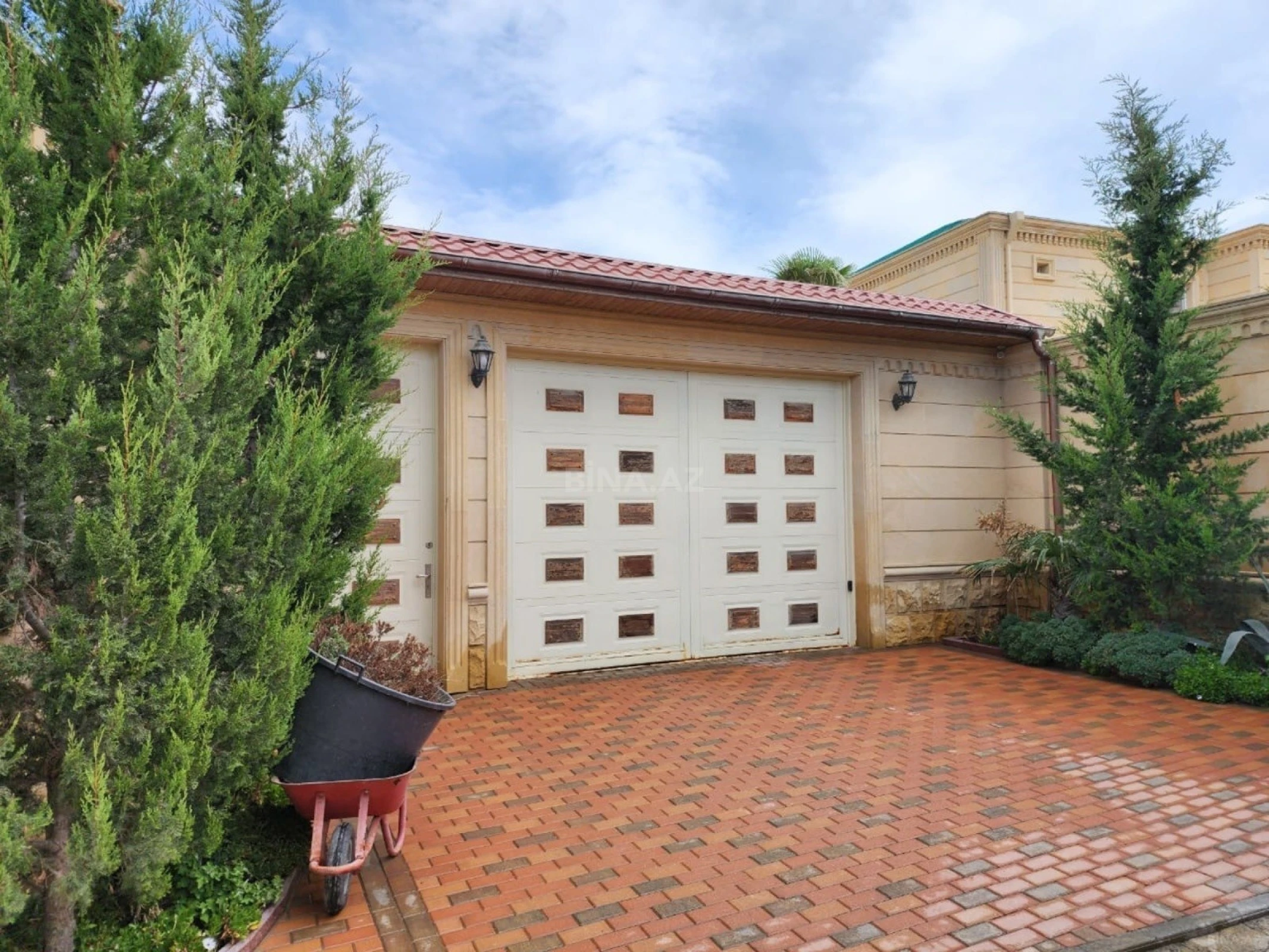 Satılır 5 otaqlı həyət evi 420 m²