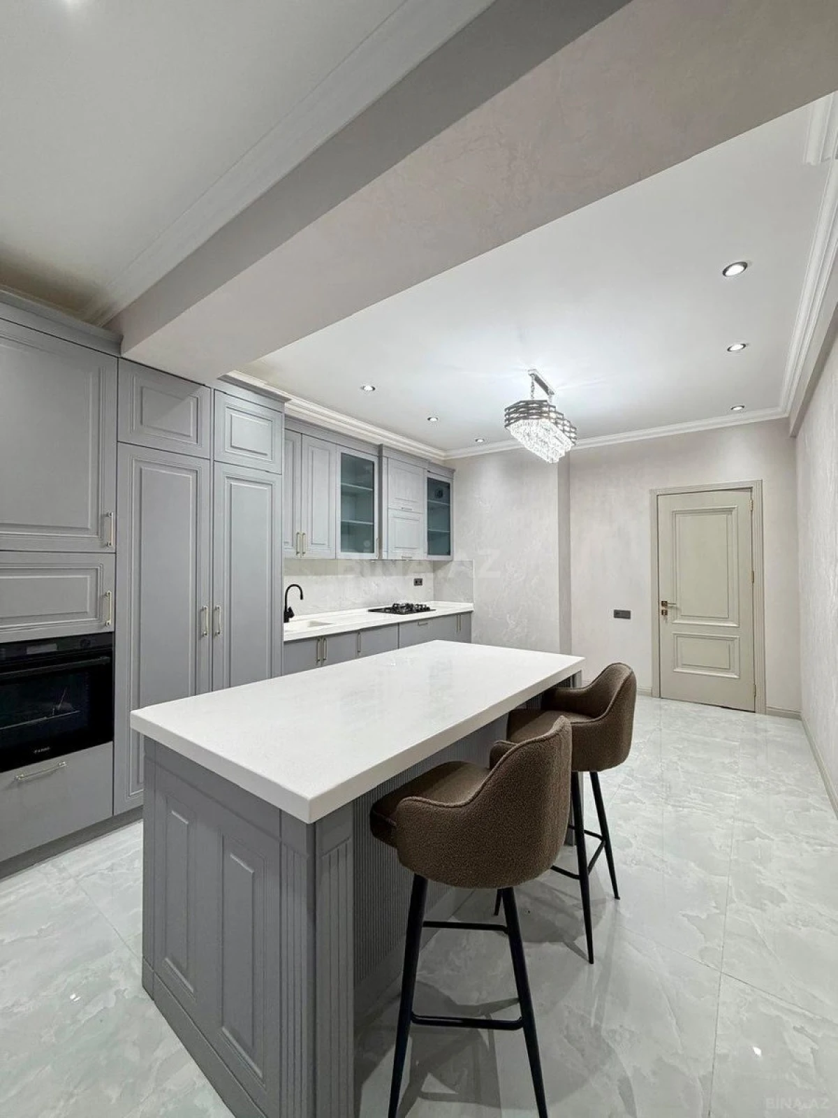 Satılır 3 otaqlı mənzil 140 m²