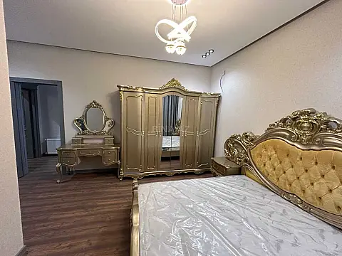 Satılır 5 otaqlı həyət evi 250 m²