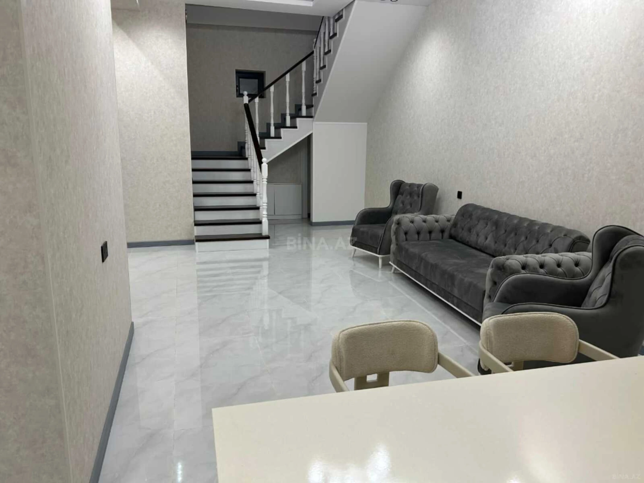 Satılır 5 otaqlı həyət evi 250 m²