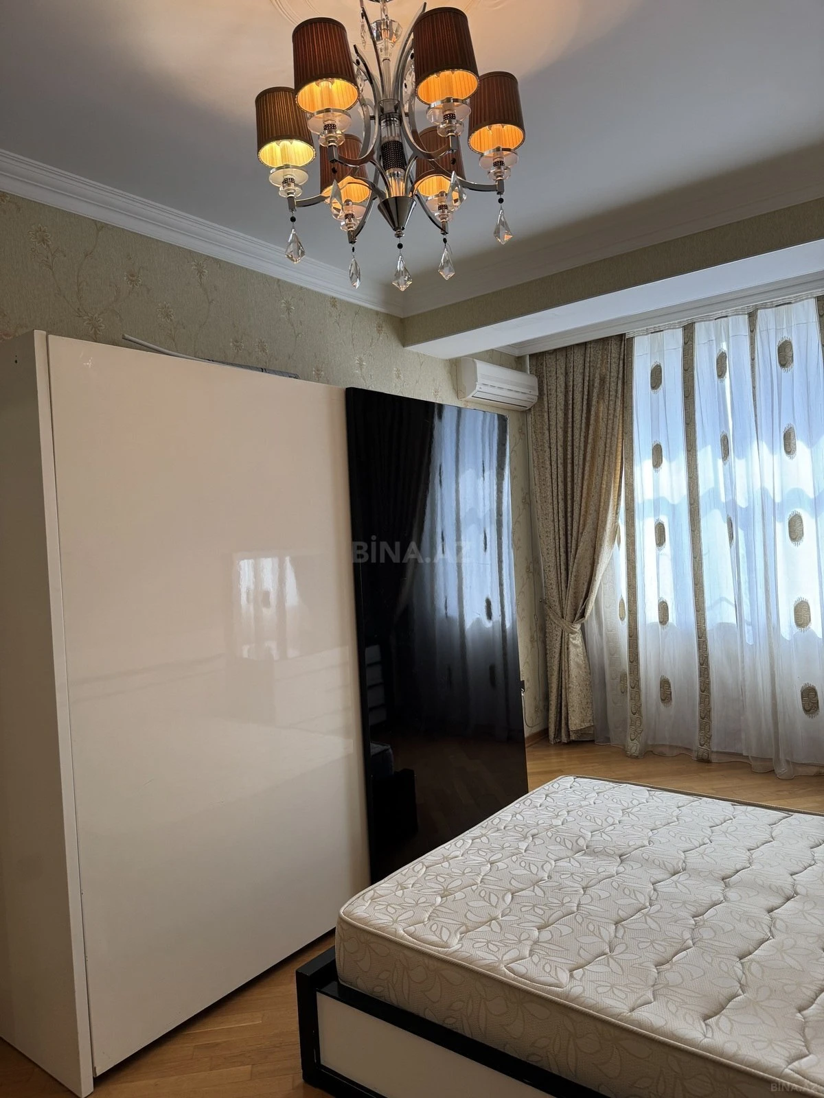 Kirayə verilir 2 otaqlı mənzil 105 m²