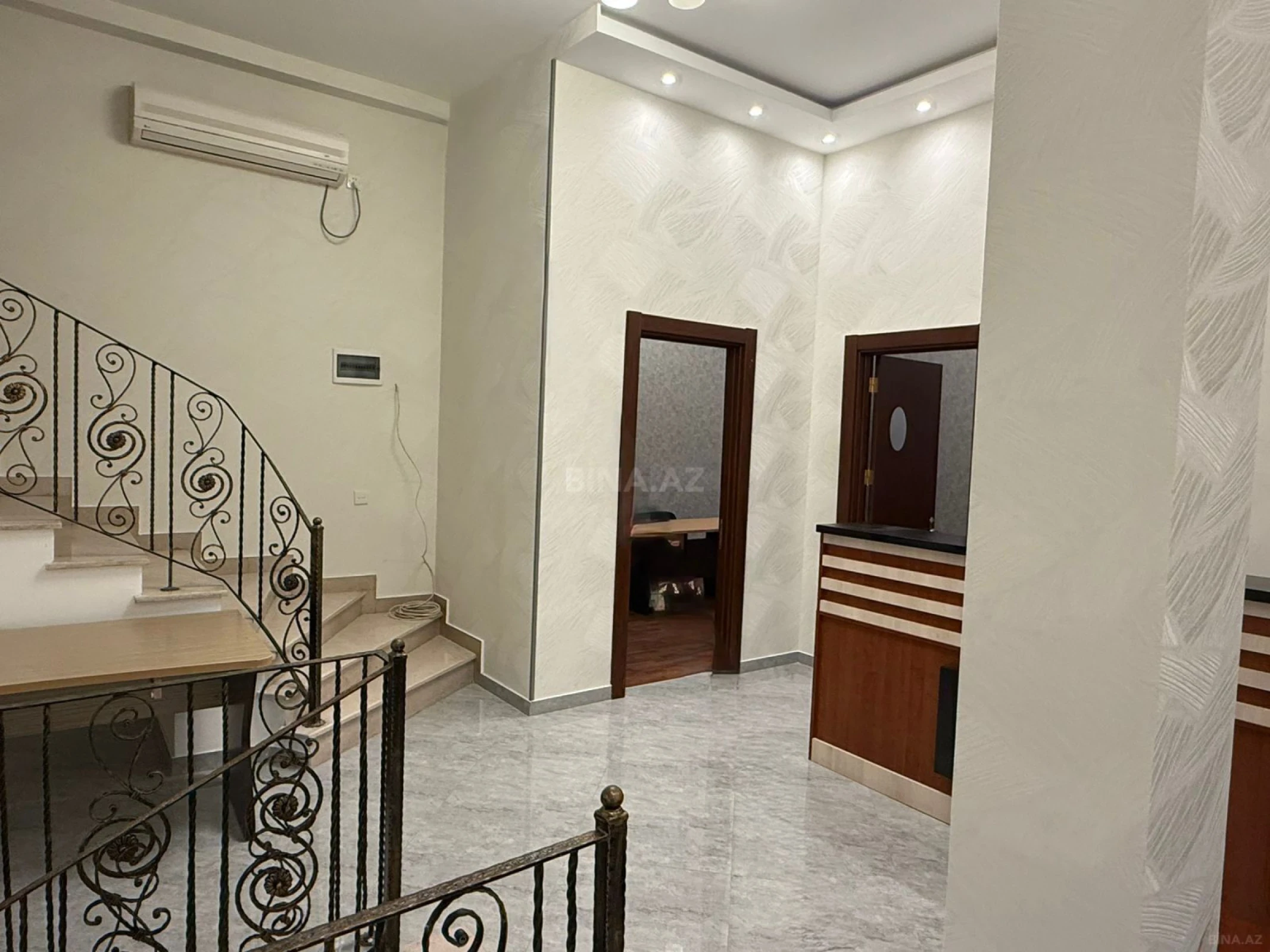 Kirayə verilir 8 otaqlı ofis 220 m²