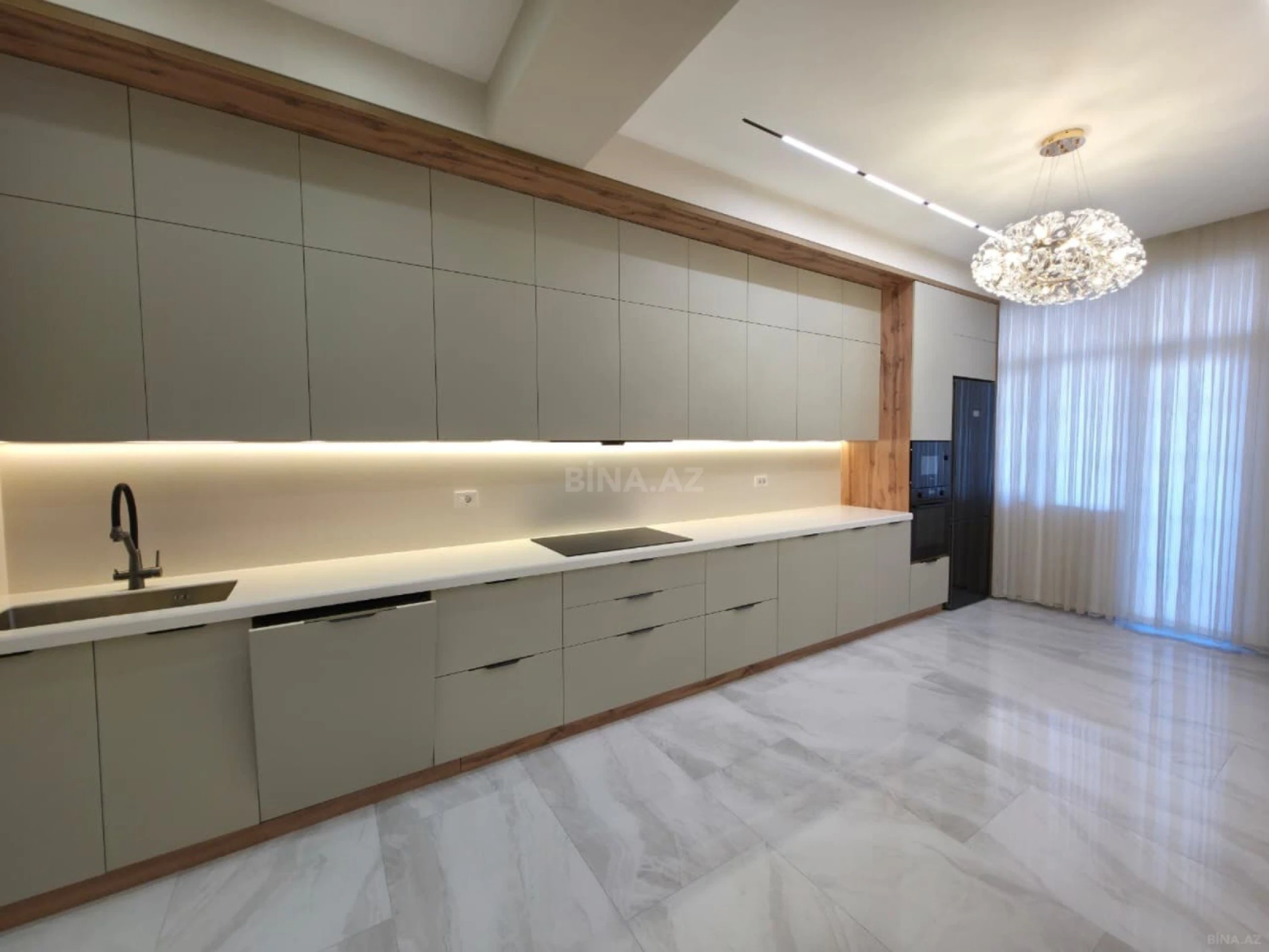 Satılır 4 otaqlı mənzil 185 m²