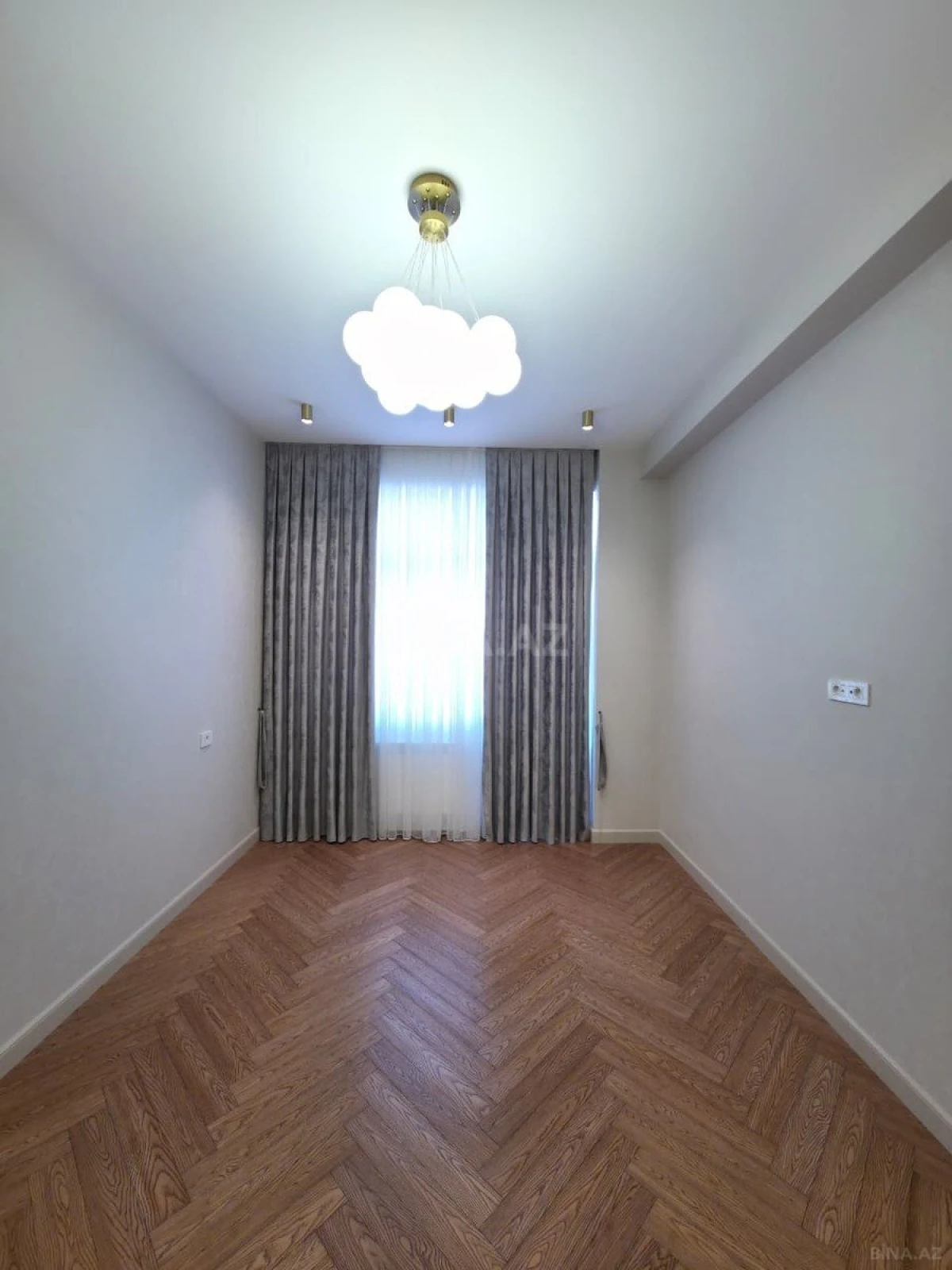 Satılır 4 otaqlı mənzil 185 m²