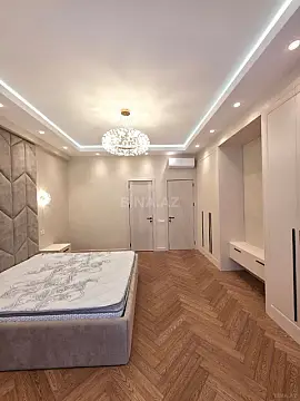 Satılır 4 otaqlı mənzil 185 m²