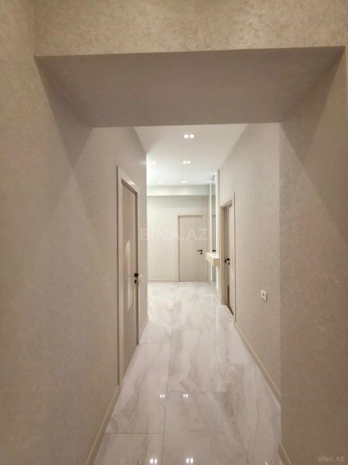 Satılır 4 otaqlı mənzil 185 m²