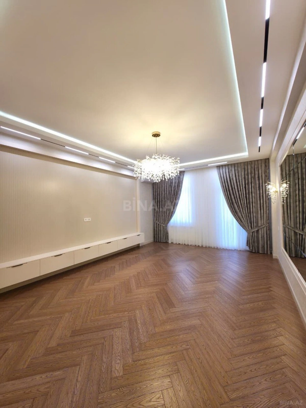 Satılır 4 otaqlı mənzil 185 m²