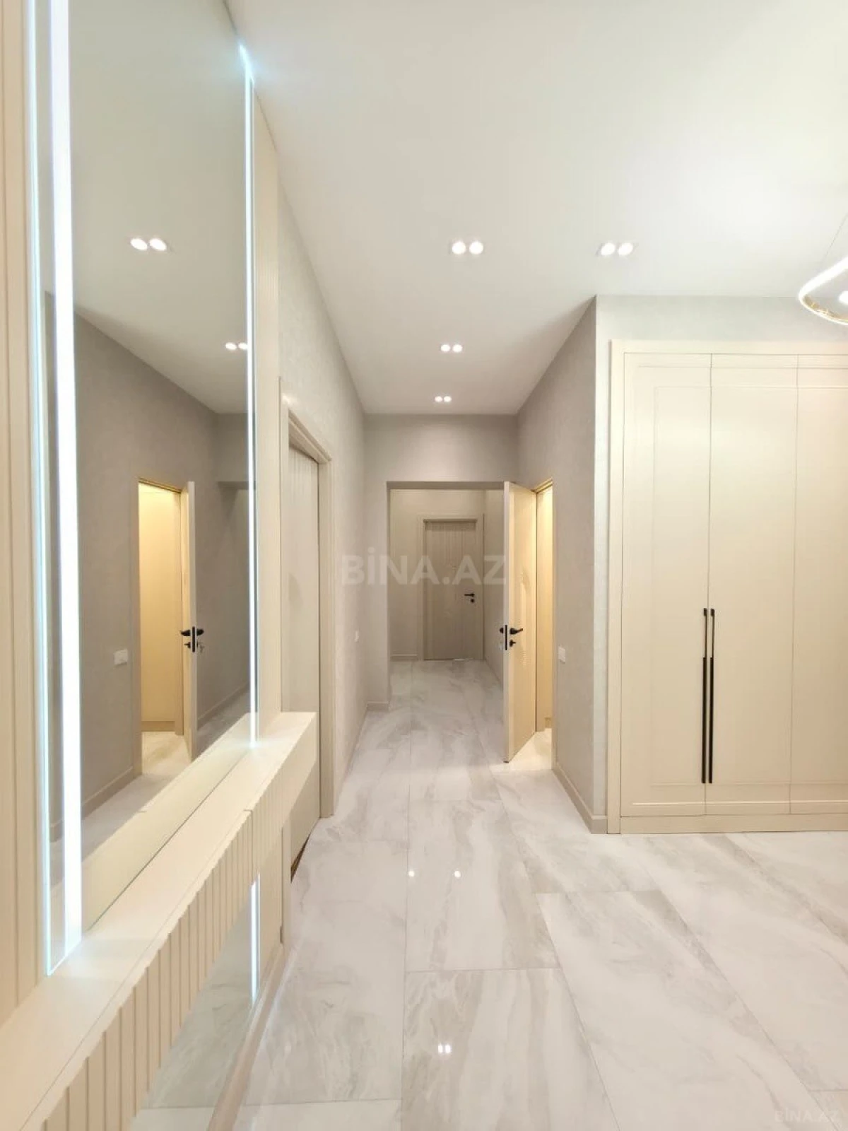 Satılır 4 otaqlı mənzil 185 m²