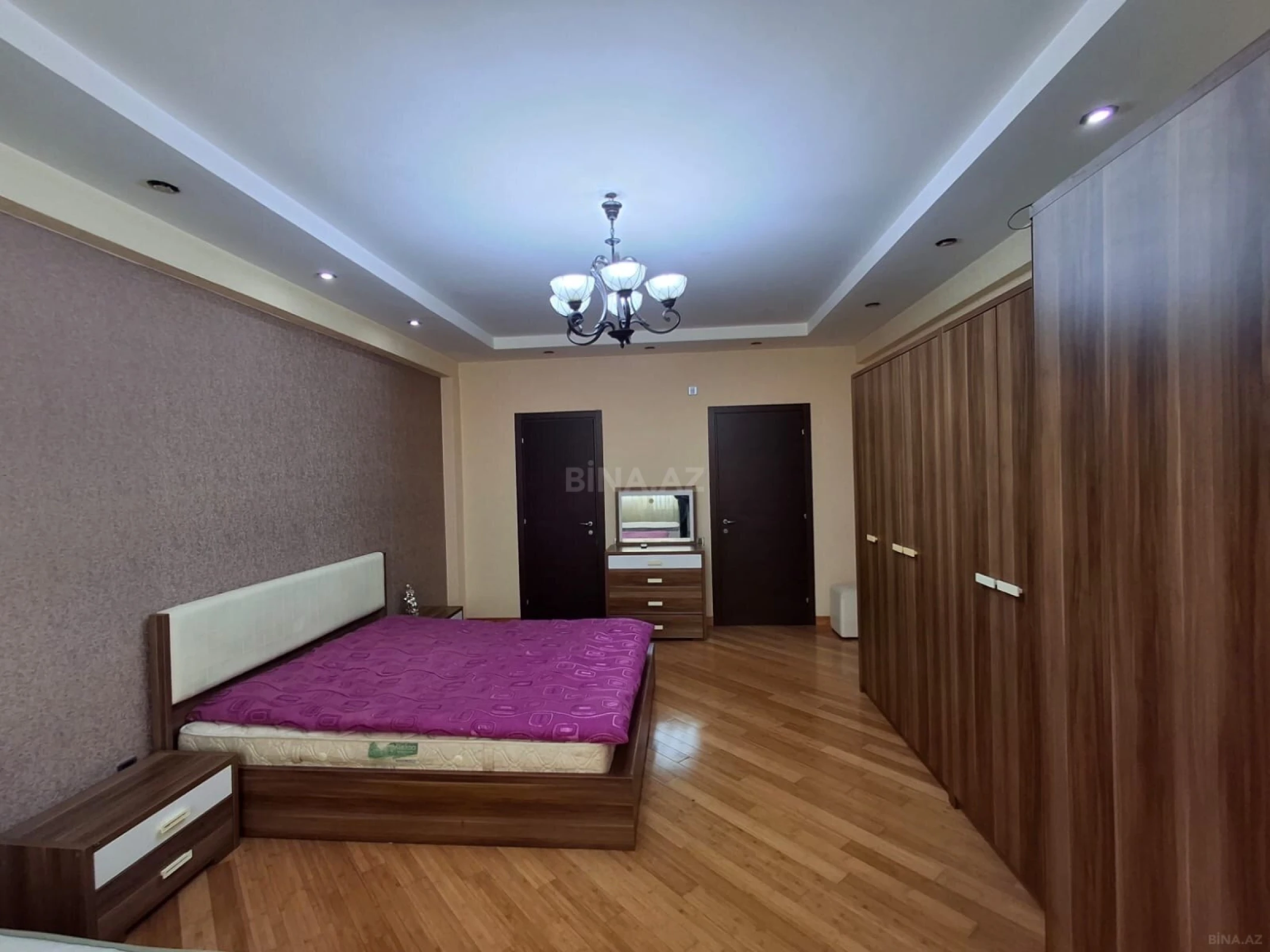 Satılır 4 otaqlı mənzil 161 m²