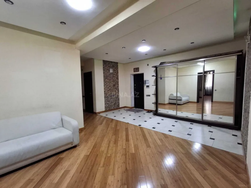 Satılır 4 otaqlı mənzil 161 m²
