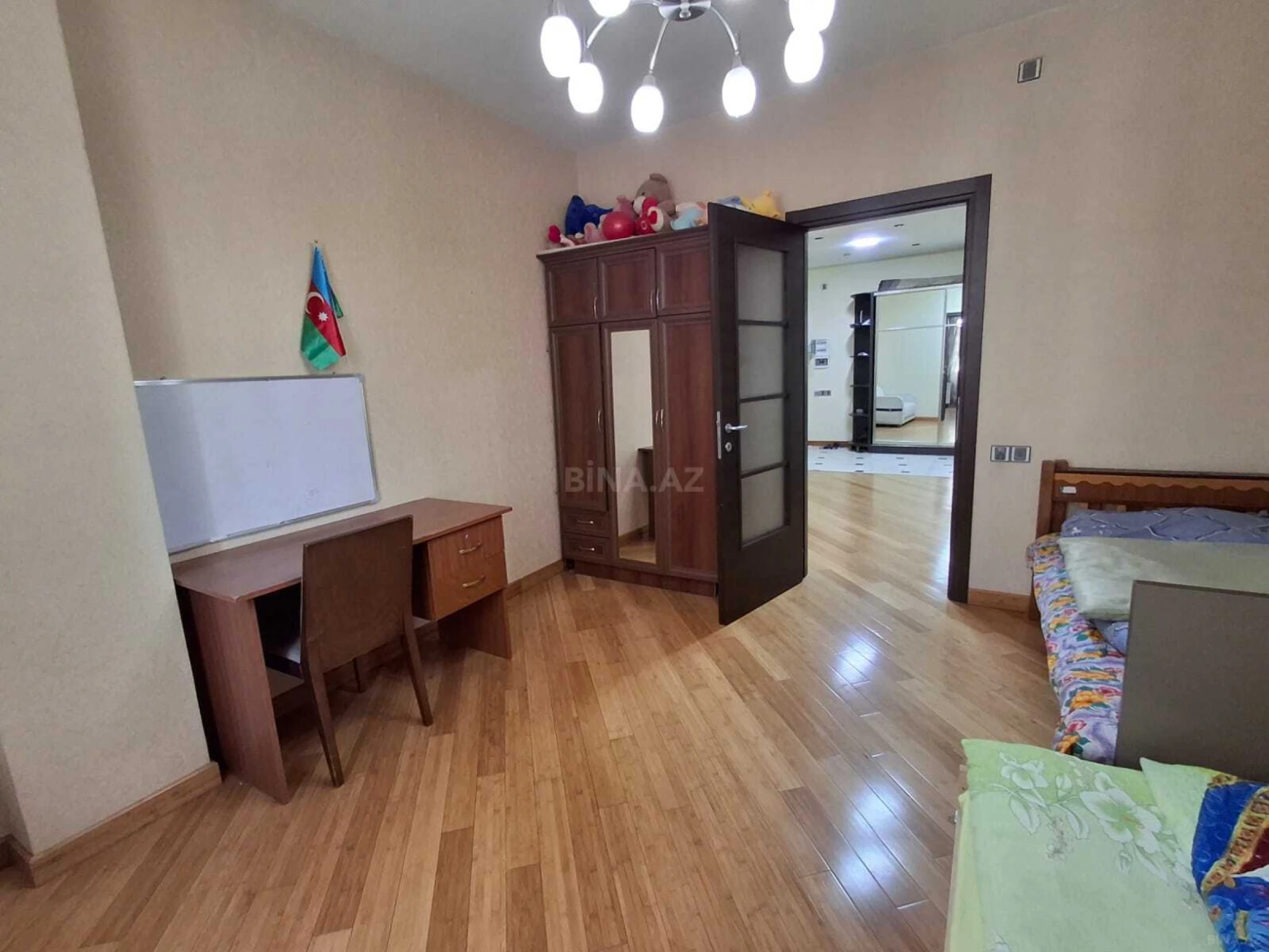 Satılır 4 otaqlı mənzil 161 m²