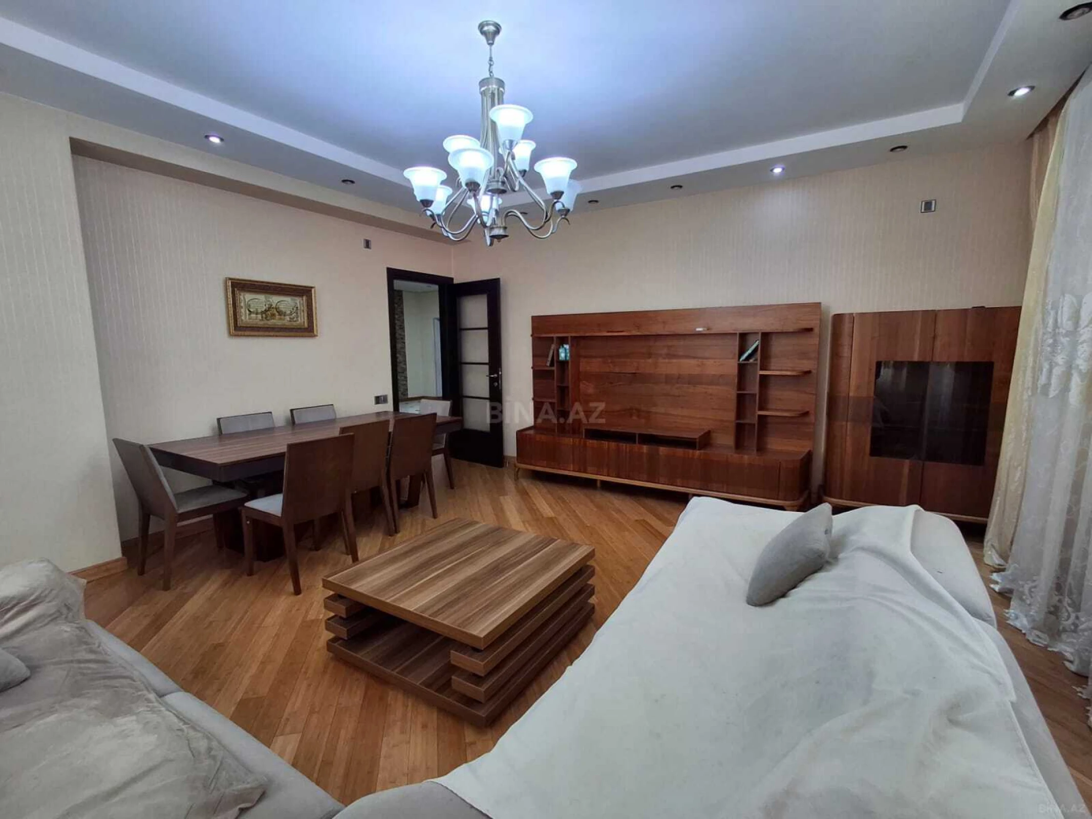 Satılır 4 otaqlı mənzil 161 m²
