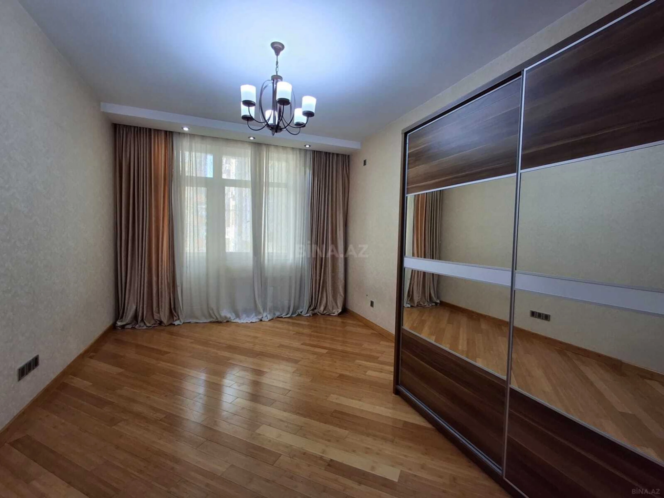Satılır 4 otaqlı mənzil 161 m²