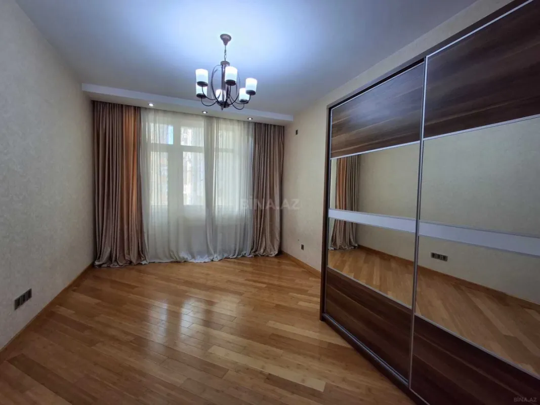 Satılır 4 otaqlı mənzil 161 m²