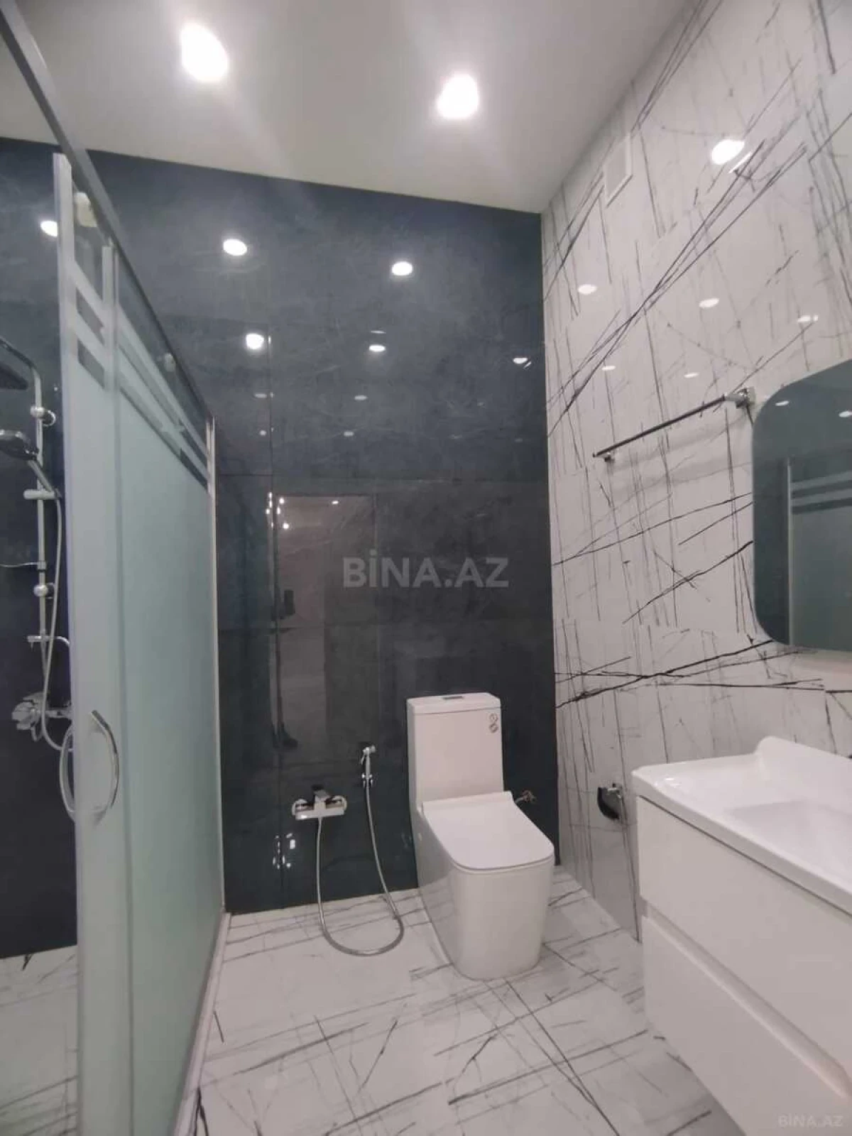 Satılır 3 otaqlı mənzil 132 m²