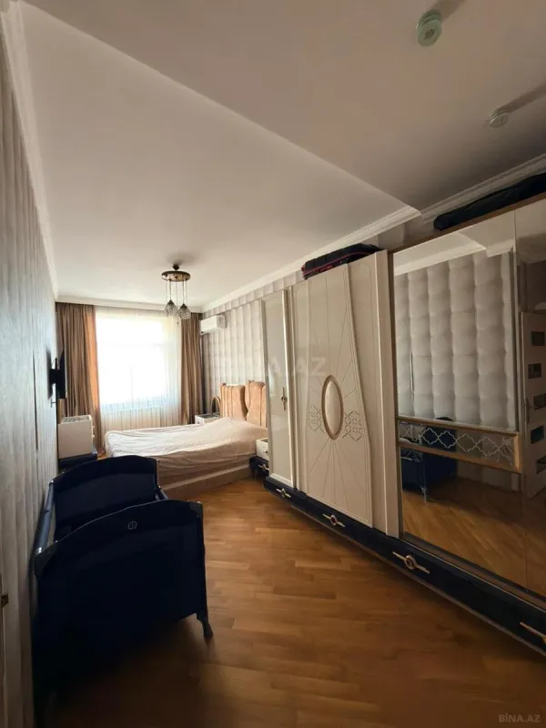 Satılır 4 otaqlı mənzil 135 m²