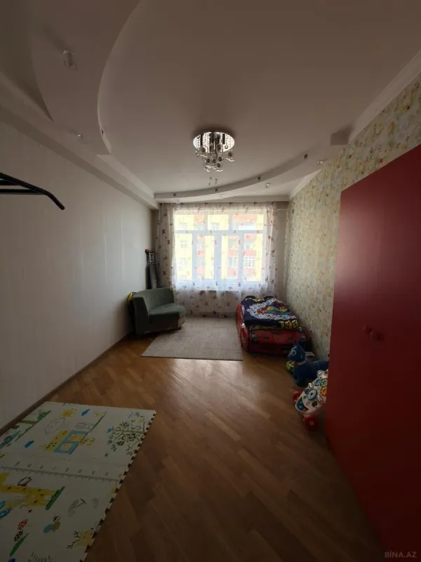 Satılır 4 otaqlı mənzil 135 m²