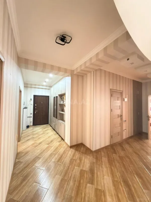 Satılır 4 otaqlı mənzil 135 m²