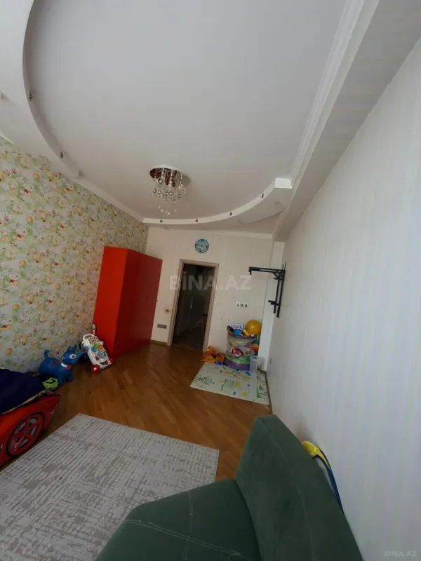 Satılır 4 otaqlı mənzil 135 m²